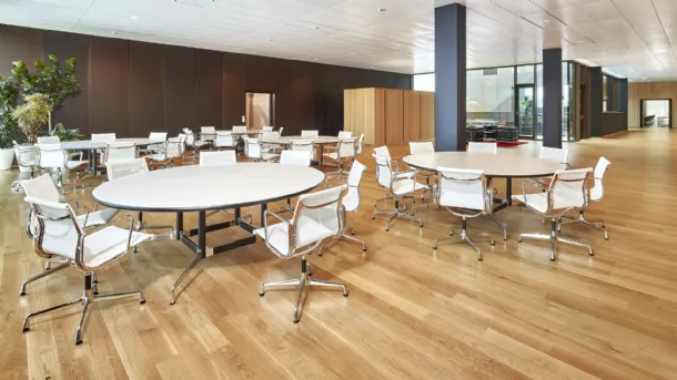 Tavolo Eames Segmented Tables Meeting in HPL bianco di Vitra