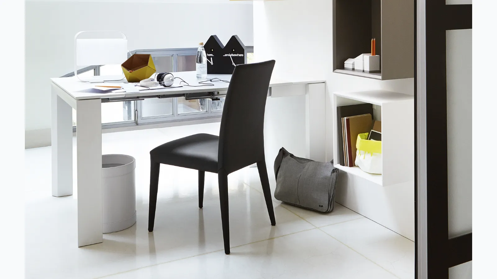 Tavolo Omnia Consolle allungabile in laccato Bianco di Calligaris