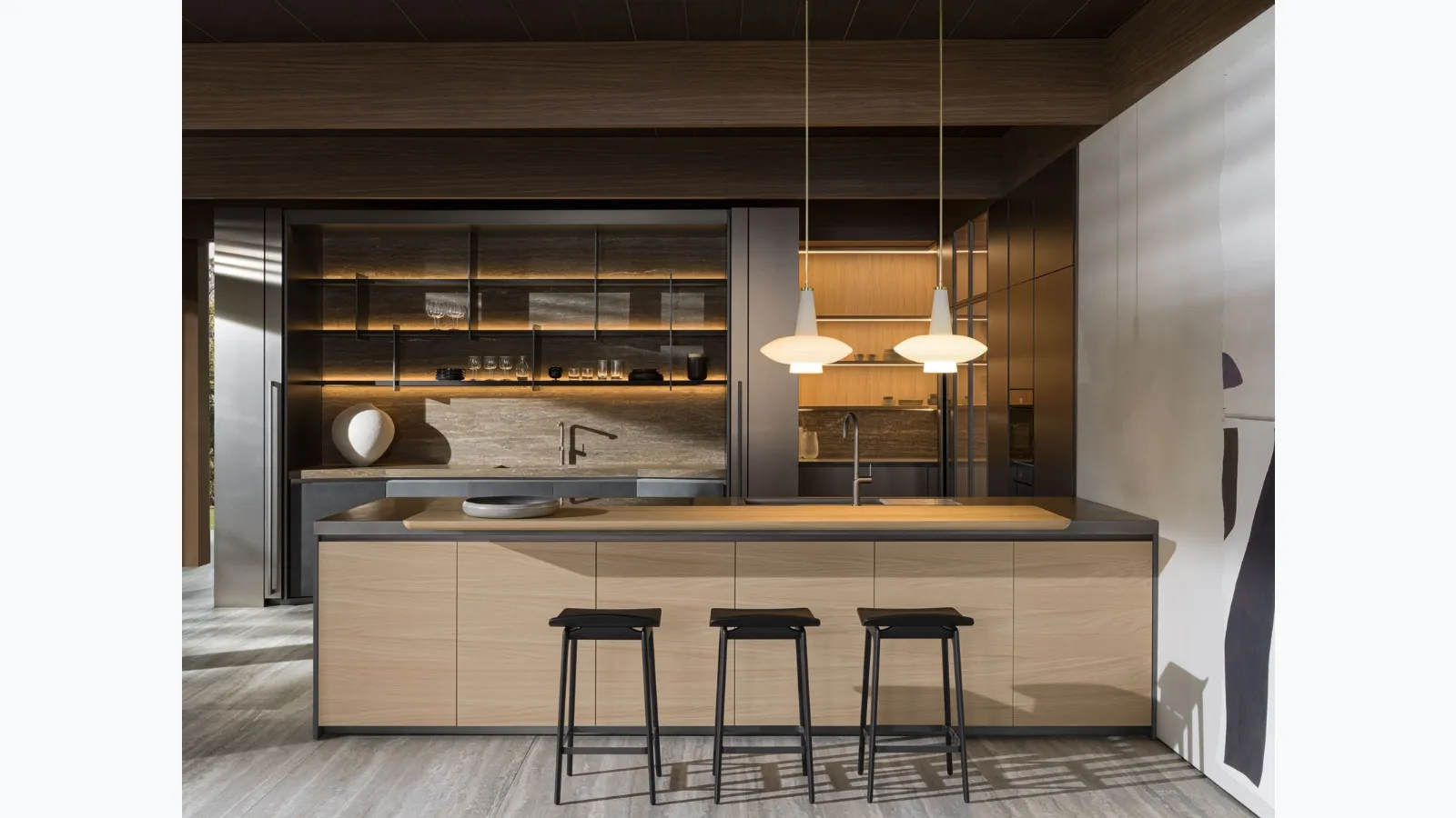 Cucina Design con penisola HiLine 6 Rovere Sunrise con top in marmo travertino di Dada