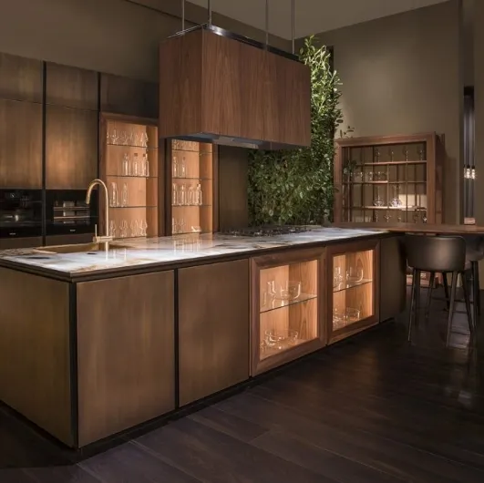 Cucina Design con penisola Labirinto in ottone anticato con top in marmo di Scic