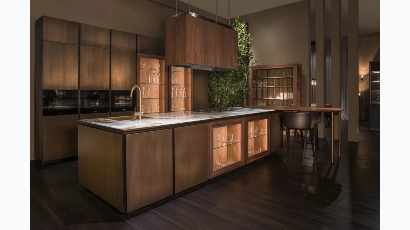 Cucina Design con penisola Labirinto in ottone anticato con top in marmo di Scic