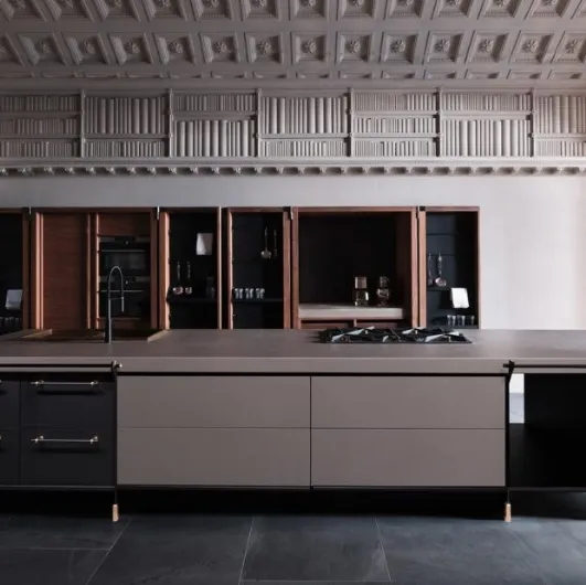 Cucina Design lineare in laccato opaco, ferro smaltato, pietra e legno Canossa di Scic