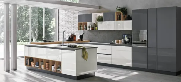 Cucina Moderna con penisola Alevé v11 in laccato UV Neve lucido e Ardesia lucido con piano snack in Rovere nodato di Stosa