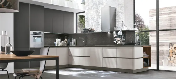 Cucina Moderna angolare Alevé v12 in laccato UV Grigio Seta opaco e UV Grigio Asfalto opaco di Stosa