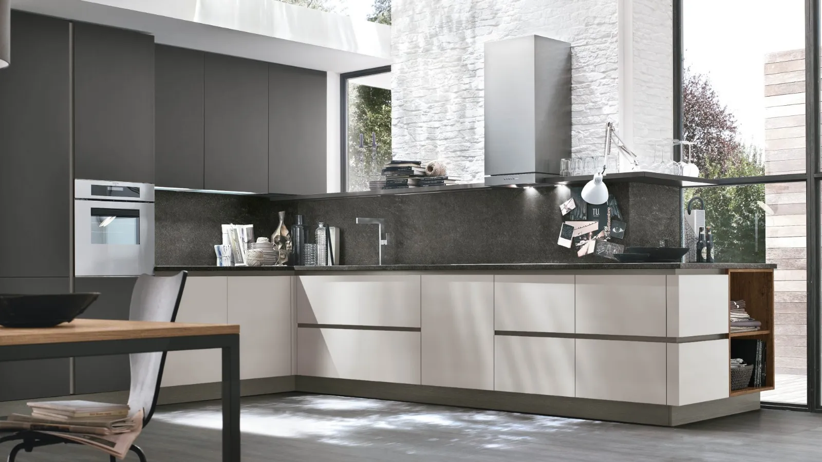 Cucina Moderna angolare Alevé v12 in laccato UV Grigio Seta opaco e UV Grigio Asfalto opaco di Stosa