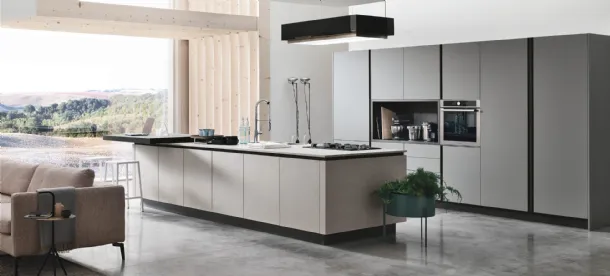 Cucina Moderna con isola Alevé v02 in laminato materico Pietra Piasentina e colonne in laccato Grigio Pietra opaco di Stosa