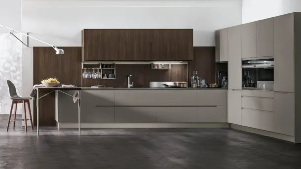 Cucina Moderna angolare con penisola Karma v01 in Pet Grigio Fumo opaco e Termo Strutturato Rovere Corteccia di Stosa