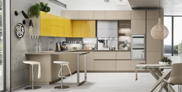 Cucina Moderna Lounge 13 angolare con penisola in laccato Beige Ecru opaco e Giallo Girasole lucido di Veneta Cucine