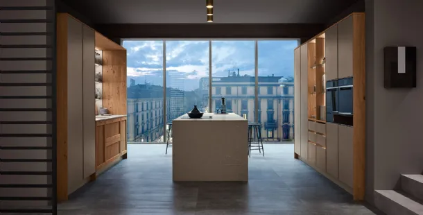 Cucina Moderna Milano 07 con isola in laccato Beige e Rovere Nodoso chiaro di Veneta Cucine