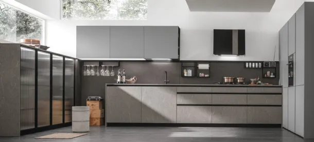 Cucina Moderna ad angolo Metropolis v02  in laminato materico Pietra Piasentina e Pet Grigio opaco di Stosa