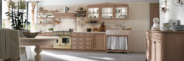 Cucina lineare Shabby Chic in legno con pensili a vetrina e base a giorno con lavello in marmo Everyday Creta di Callesella