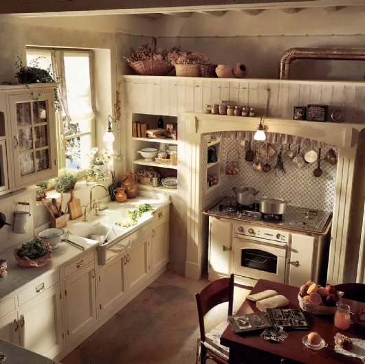 Cucina Shabby Chic angolare in legno laccato con top in marmo Old England di Marchi