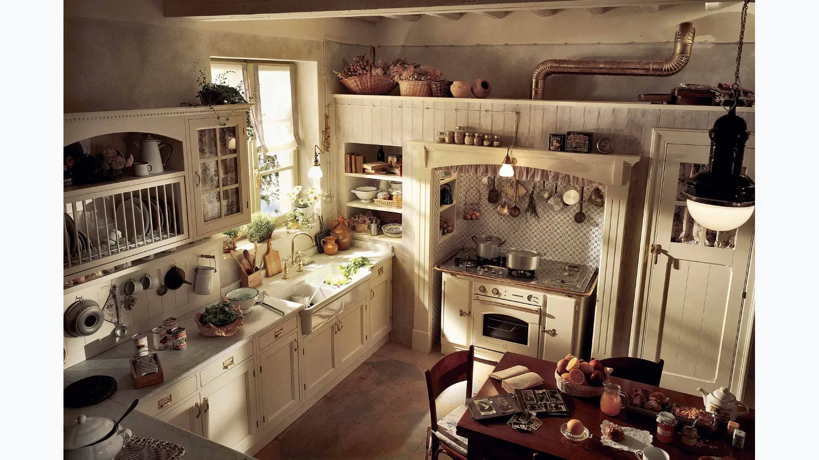 Cucina Shabby Chic angolare in legno laccato con top in marmo Old England di Marchi