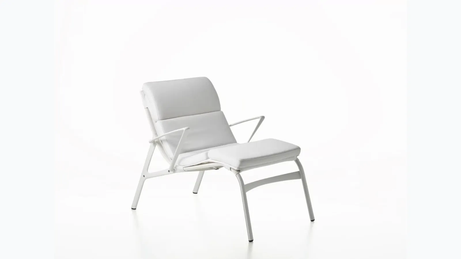 Poltroncina in metallo con cuscino in tessuto imbottito Armframe Soft Outdoor di Alias