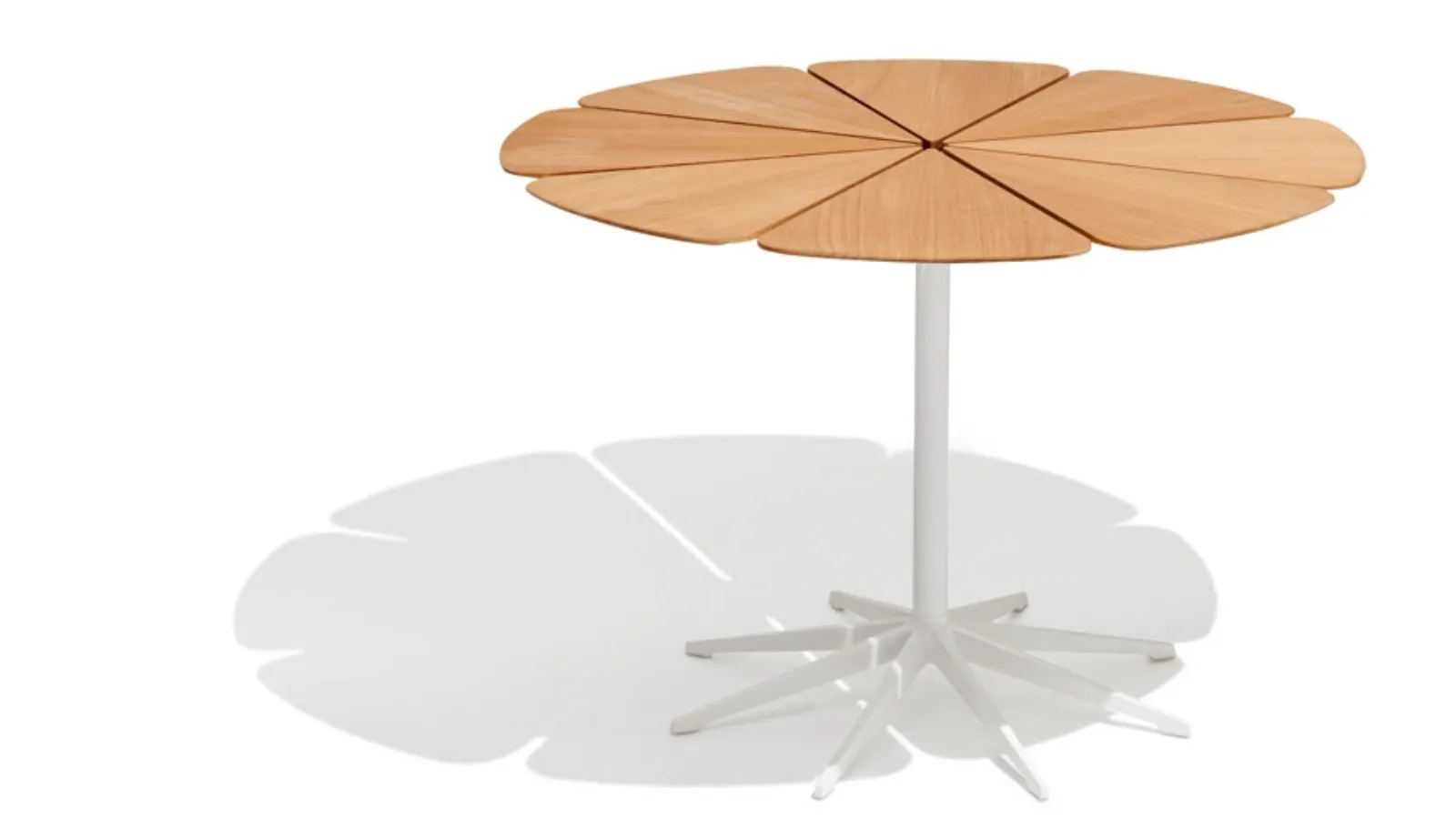 Tavolo con top in teak Petal Dining Table di Knoll