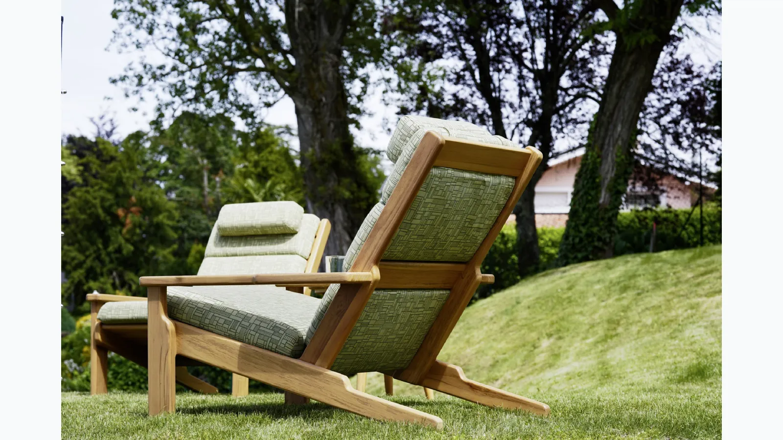 Poltrona Bali Bergère in massello di Teak e tessuto imbottito di Varaschin