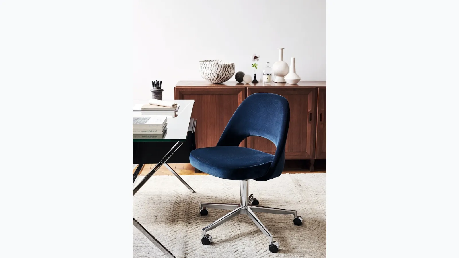 Seduta Operativa Saarinen Executive Swivel Side Chair di Knoll